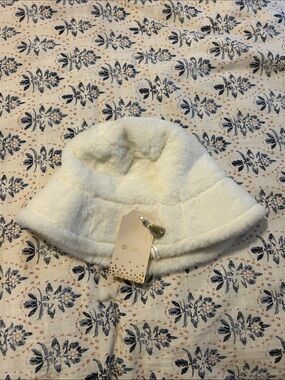 chic Cream Faux-Fur Bucket Hat